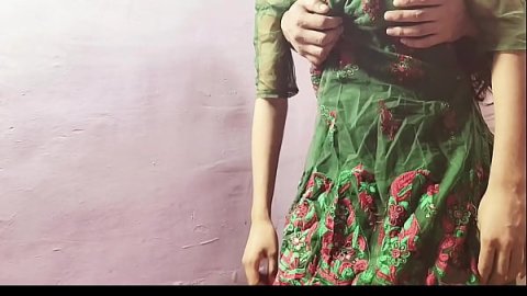 अकेली लड़की अपने यार के साथ मस्ती करते हुए पकड़ी गहीं